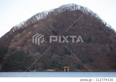 浅虫温泉の沖にある島（湯ノ島） 112774316