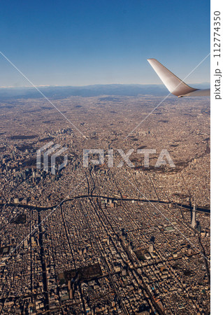 飛行機の窓から観る東京スカイツリー(空撮) 飛行機の窓から観る東京スカイツリー(空撮) 112774350