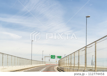 高速道路を走る風景 高速道路を走る風景 112774458