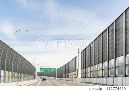 高速道路を走る風景 高速道路を走る風景 112774460