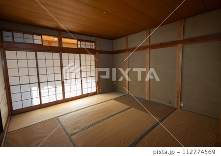 生前整理をして物を運び出して空っぽになった和室 生前整理をして物を運び出して空っぽになった和室 112774569