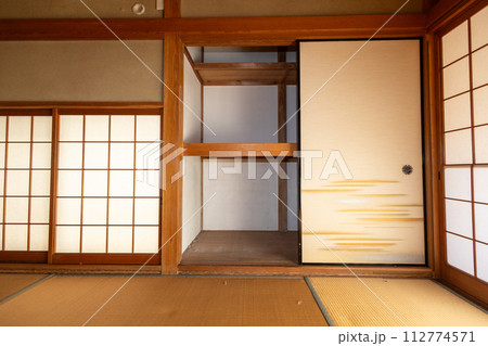 生前整理をして物を運び出して空っぽになった和室 生前整理をして物を運び出して空っぽになった和室 112774571