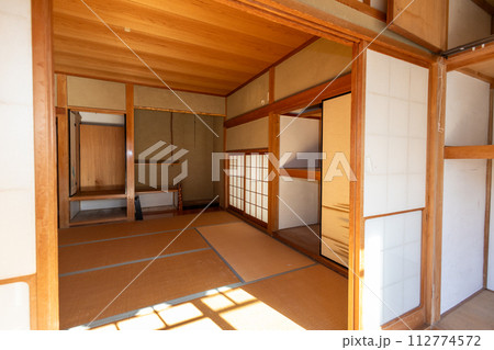 生前整理をして物を運び出して空っぽになった和室 112774572