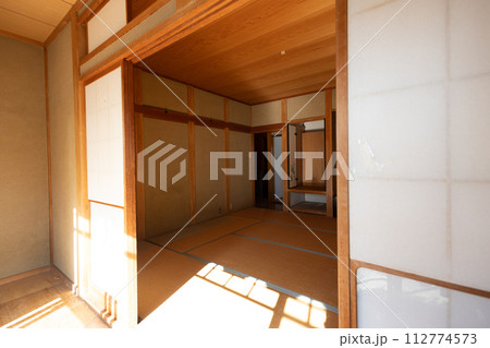 生前整理をして物を運び出して空っぽになった和室 112774573