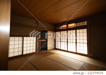 生前整理をして物を運び出して空っぽになった和室 112774575