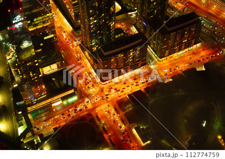 夜景に輝く都市の道路 112774759