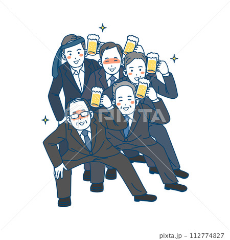 ビールを飲んで踊る中年会社員の男性のイラスト ビールを飲んで踊る中年会社員の男性のイラスト 112774827