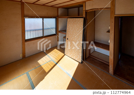 遺品整理をして荷物をすべて運び出して空っぽになった和室 遺品整理をして荷物をすべて運び出して空っぽになった和室 112774964
