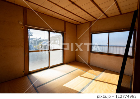 遺品整理をして荷物をすべて運び出して空っぽになった和室 112774965