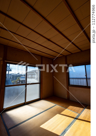 遺品整理をして荷物をすべて運び出して空っぽになった和室 112774966
