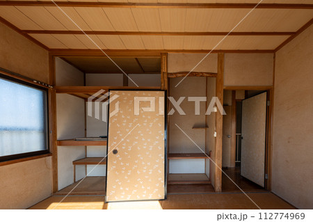 遺品整理をして荷物をすべて運び出して空っぽになった和室 遺品整理をして荷物をすべて運び出して空っぽになった和室 112774969