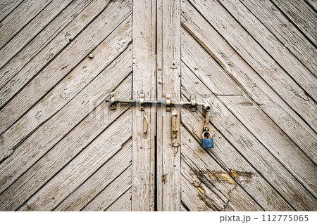 Old barn gate. Wooden rustic gate for a warehouse, stable or barn Old barn gate. Wooden rustic gate for a warehouse, stable or barn 112775065