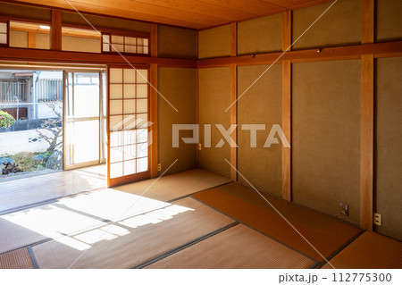 遺品整理をして荷物をすべて運び出して空っぽになった和室 遺品整理をして荷物をすべて運び出して空っぽになった和室 112775300