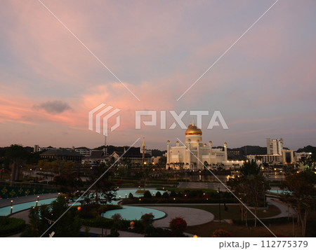 ブルネイのオールドモスクの夕日 ブルネイのオールドモスクの夕日 112775379