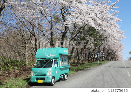 キッチンカーと桜 112775656