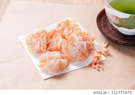 揚げ海老せんべい 112775879