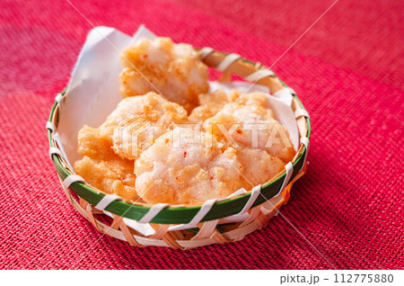 カゴに入った海老せんべい 112775880