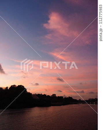 ブルネイの夕日 112775983