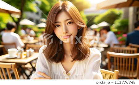 カフェテラスでデートをする若い女性 112776749