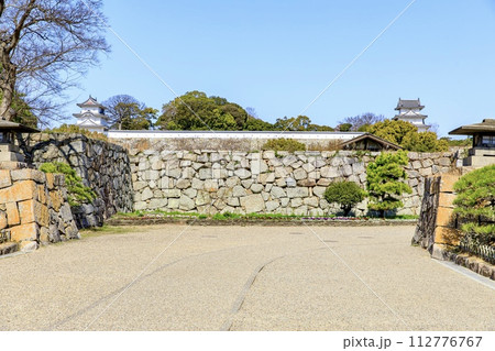 明石市、明石城太鼓門跡と巽櫓、坤櫓の遠景 明石市、明石城太鼓門跡と巽櫓、坤櫓の遠景 112776767