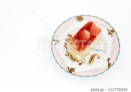 お皿に乗ったイチゴのショートケーキ お皿に乗ったイチゴのショートケーキ 112776835