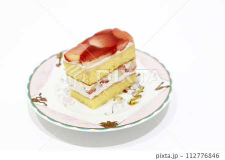 お皿に乗ったイチゴのショートケーキ 112776846