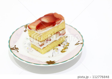 お皿に乗ったイチゴのショートケーキ お皿に乗ったイチゴのショートケーキ 112776848