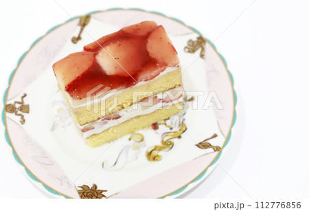 お皿に乗ったイチゴのショートケーキ お皿に乗ったイチゴのショートケーキ 112776856
