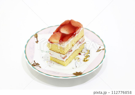 お皿に乗ったイチゴのショートケーキ お皿に乗ったイチゴのショートケーキ 112776858