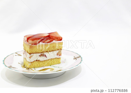 お皿に乗ったイチゴのショートケーキ お皿に乗ったイチゴのショートケーキ 112776886
