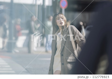 街を歩く20代の女性 112776923