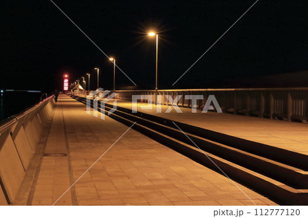【香川県】夜に照らす高松港の赤灯台（せとしるべ） 112777120