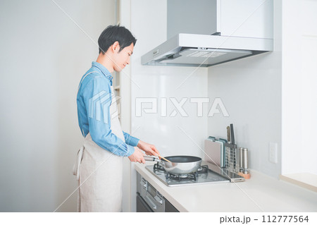 キッチンで料理をする男性 112777564