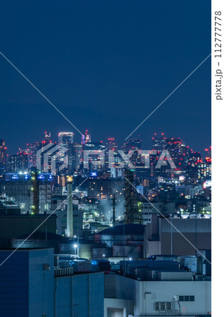 神奈川県川崎市の川崎マリエンからの工場夜景 112777778