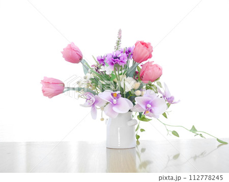春のフラワーアレンジメント 112778245