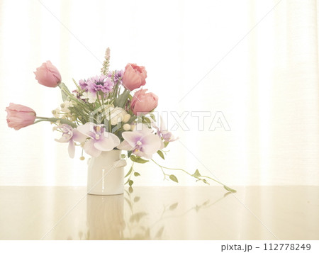 春のフラワーアレンジメント 112778249
