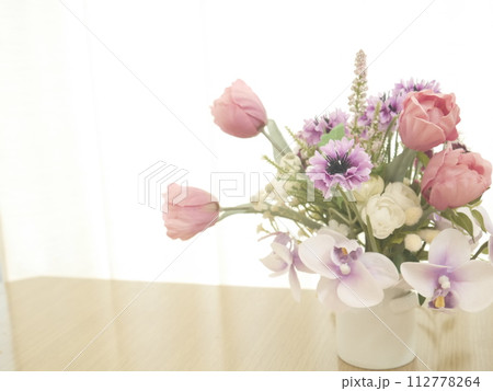 春のフラワーアレンジメント 春のフラワーアレンジメント 112778264