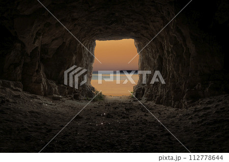 Exit the cave 112778644