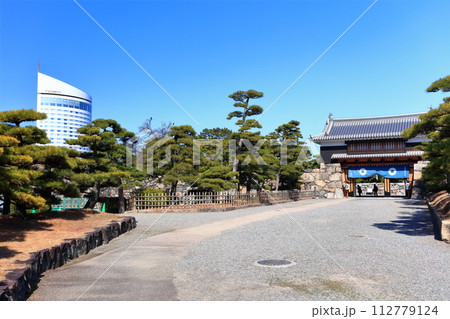 【香川県】晴天の史跡高松城跡・玉藻公園（桜御門） 112779124
