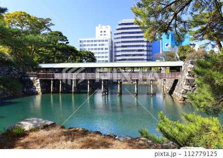 【香川県】晴天の史跡高松城跡・玉藻公園(鞘橋) 【香川県】晴天の史跡高松城跡・玉藻公園(鞘橋) 112779125