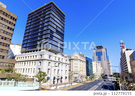 神戸市、旧神戸居留地、海岸通りの街並み 112779155