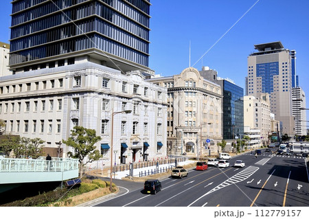 神戸市、旧神戸居留地、海岸通りの街並み 神戸市、旧神戸居留地、海岸通りの街並み 112779157