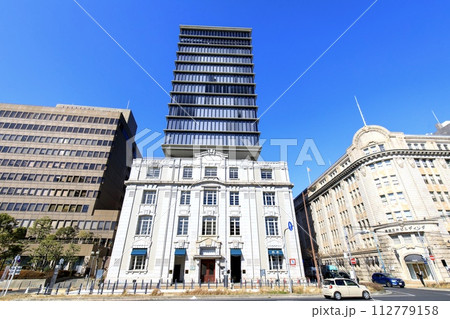 神戸市、旧神戸居留地、海岸通りの街並み 112779158