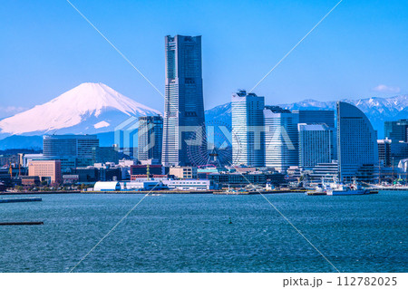 日本の横浜都市景観 みなとみらいや富士山、日本丸（画面右端）などを望む。左奥は桜木町駅方向 112782025