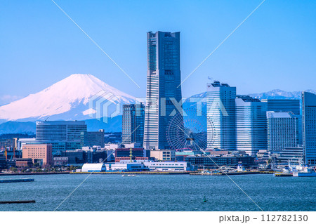 日本の横浜都市景観 みなとみらいや富士山。左奥は桜木町駅方向 日本の横浜都市景観 みなとみらいや富士山。左奥は桜木町駅方向 112782130