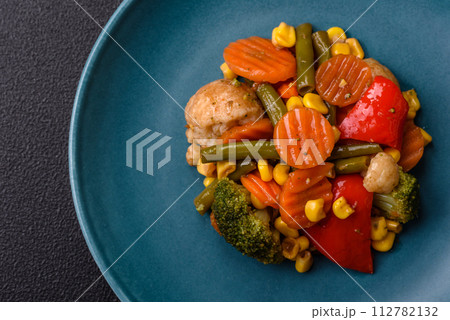 Delicious healthy vegetables steamed carrots, broccoli, asparagus beans and peppers 112782132