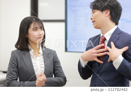 自分の意見を主張するビジネスマンと納得いかないビジネスウーマン_1 自分の意見を主張するビジネスマンと納得いかないビジネスウーマン_1 112782482