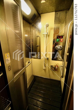 旅の汗を流す寝台夜行列車の湯殿!?…『寝台特急サンライズ出雲・瀬戸』285系のシャワー室 112782763