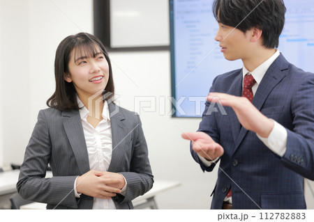 高さを示しながら話すビジネスマン_2 112782883