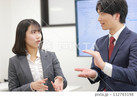 活発に意見交換するビジネスパーソン男女_2 112783198